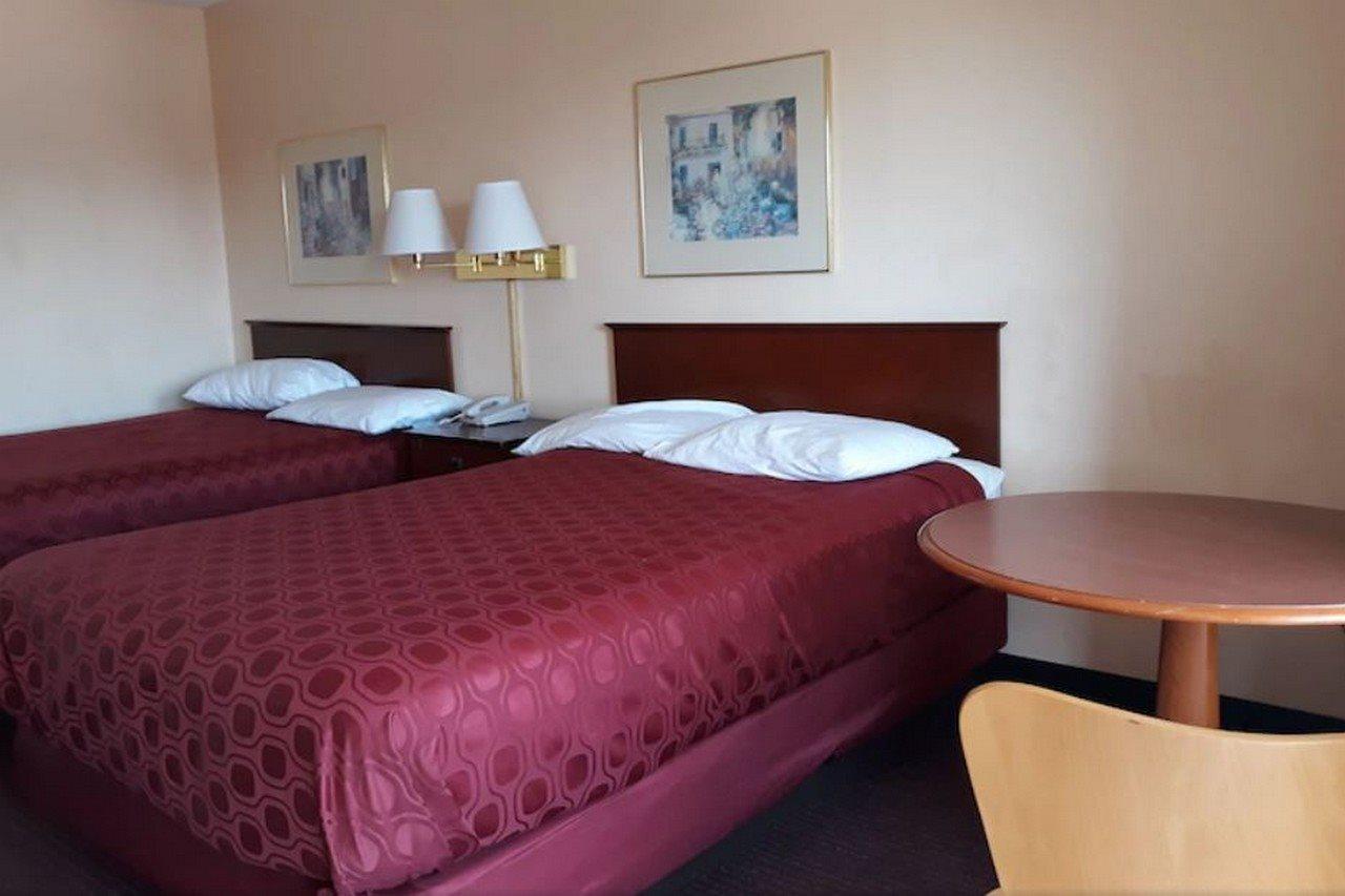 Americas Best Value Inn Stockbridge Bagian luar foto