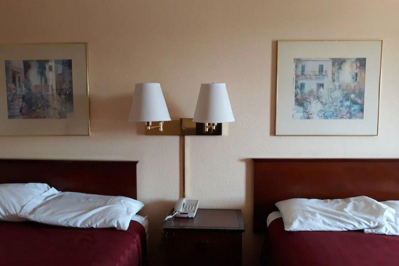 Americas Best Value Inn Stockbridge Bagian luar foto