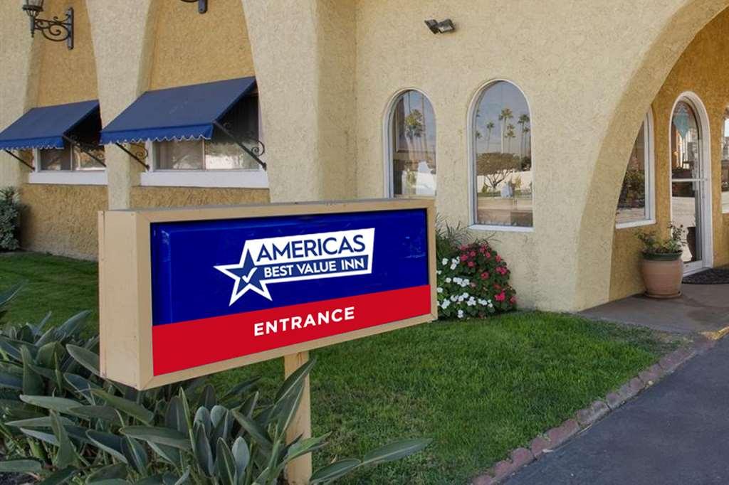 Americas Best Value Inn Stockbridge Bagian luar foto