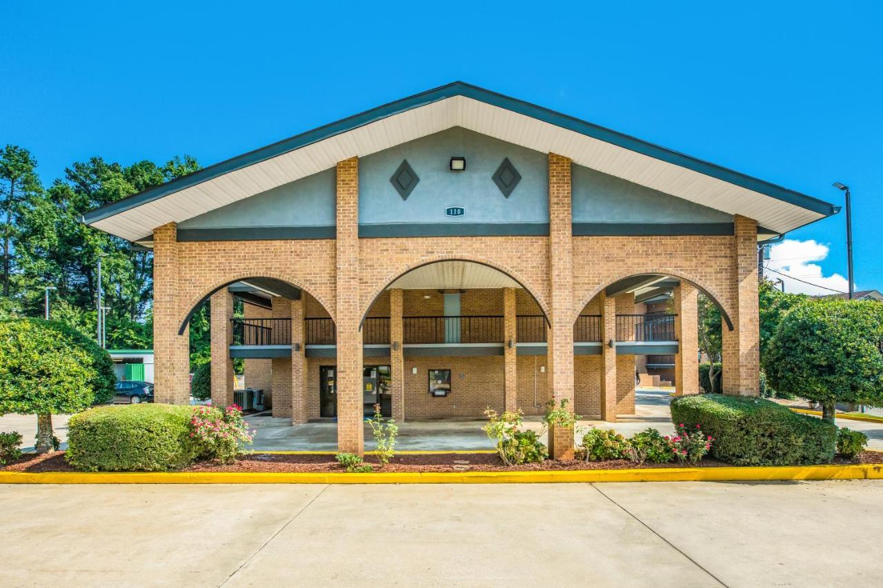 Americas Best Value Inn Stockbridge Bagian luar foto