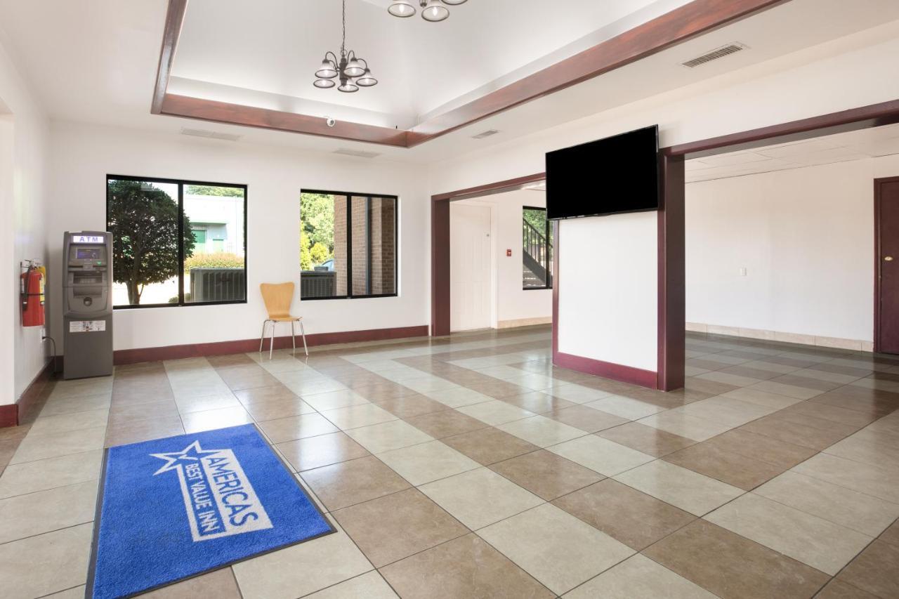 Americas Best Value Inn Stockbridge Bagian luar foto