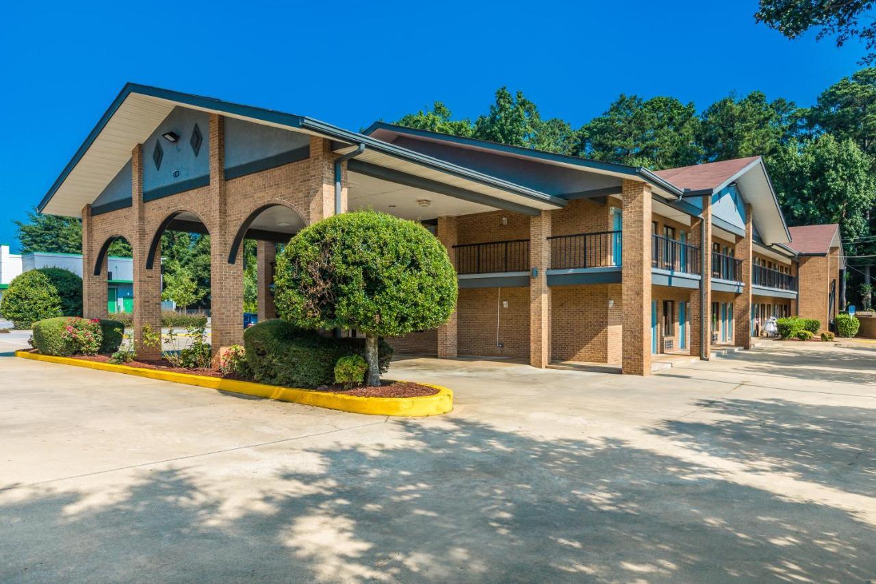 Americas Best Value Inn Stockbridge Bagian luar foto