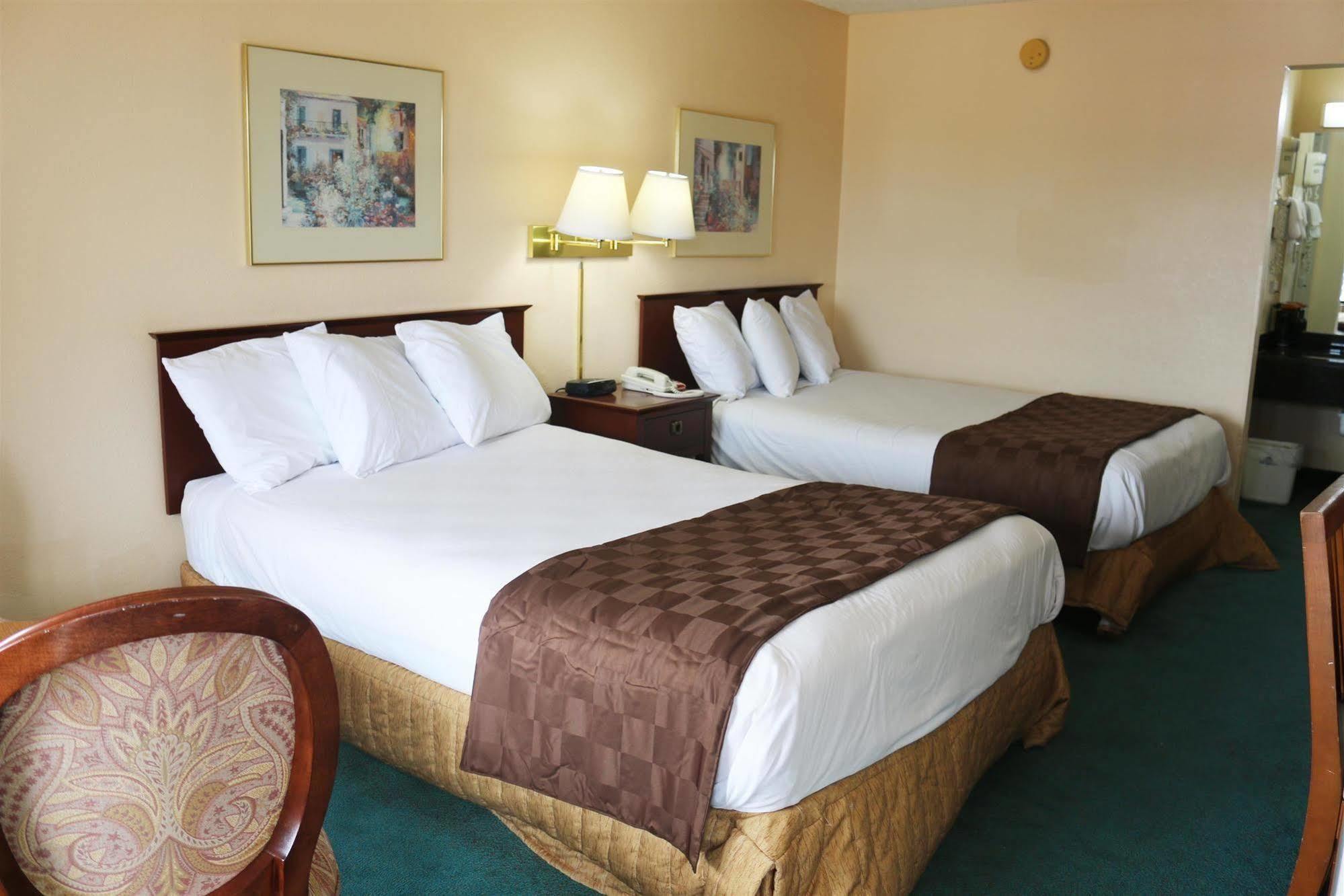Americas Best Value Inn Stockbridge Bagian luar foto