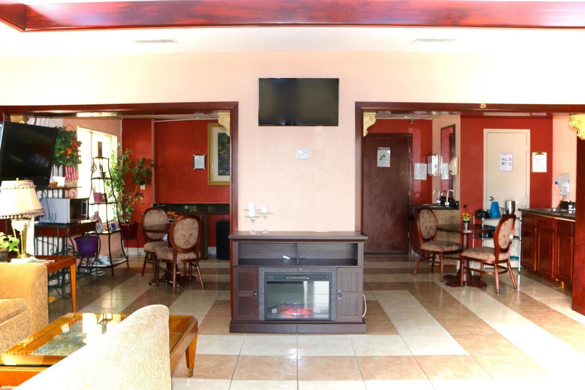 Americas Best Value Inn Stockbridge Bagian luar foto